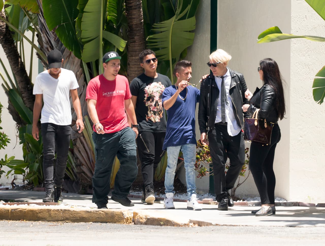 El hijo de Michael fue visto con amigos de su difunto padre fumando a bordo de un yate.