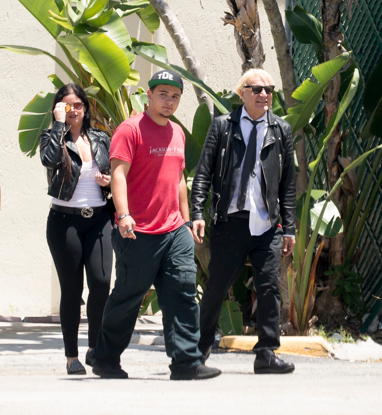 El hijo de Michael fue visto con amigos de su difunto padre fumando a bordo de un yate.