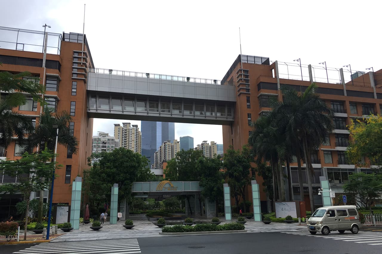 Una camioneta pasa velozmente frente a un conjunto de apartamentos en The Canton Place, donde los trabajadores del gobierno de EEUU dicen haber experimentado problemas de salud inexplicables.