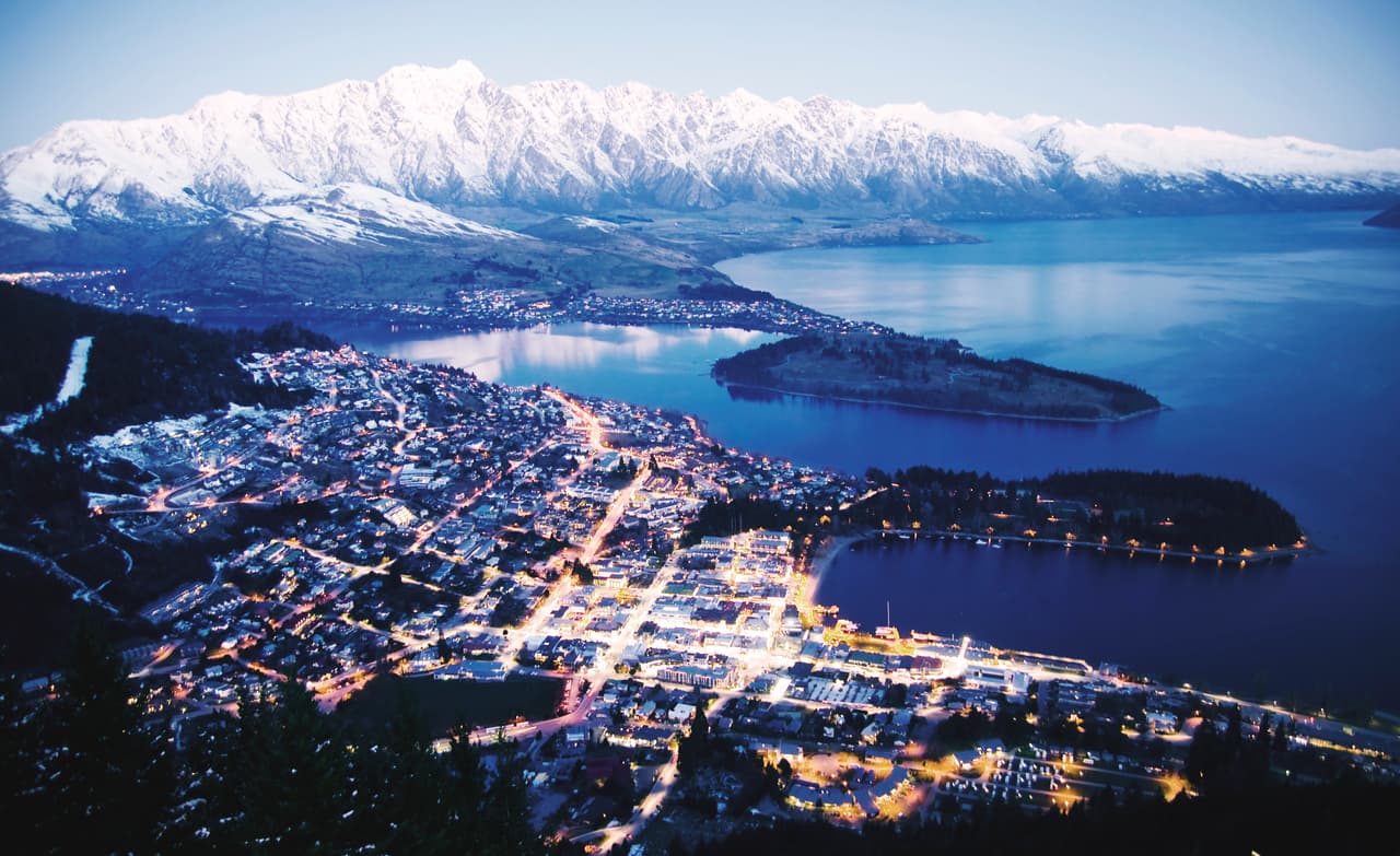 <b>Queenstown</b>
<br>
<br>El clima puede ser el principal problema para ver el paisaje cuando el avión se aproxima al aeropuerto principal de la Isla Sur de Nueva Zelanda.
<br>
<br>Si no hay nubes y va en el lado izquierdo del avión, verá un impresionante panorama de las montañas y la costa que se despliega frente a ese lado de la aeronave.
<br>