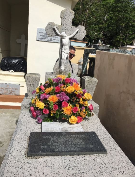 Visitó las tumbas de sus abuelos en el cementerio.