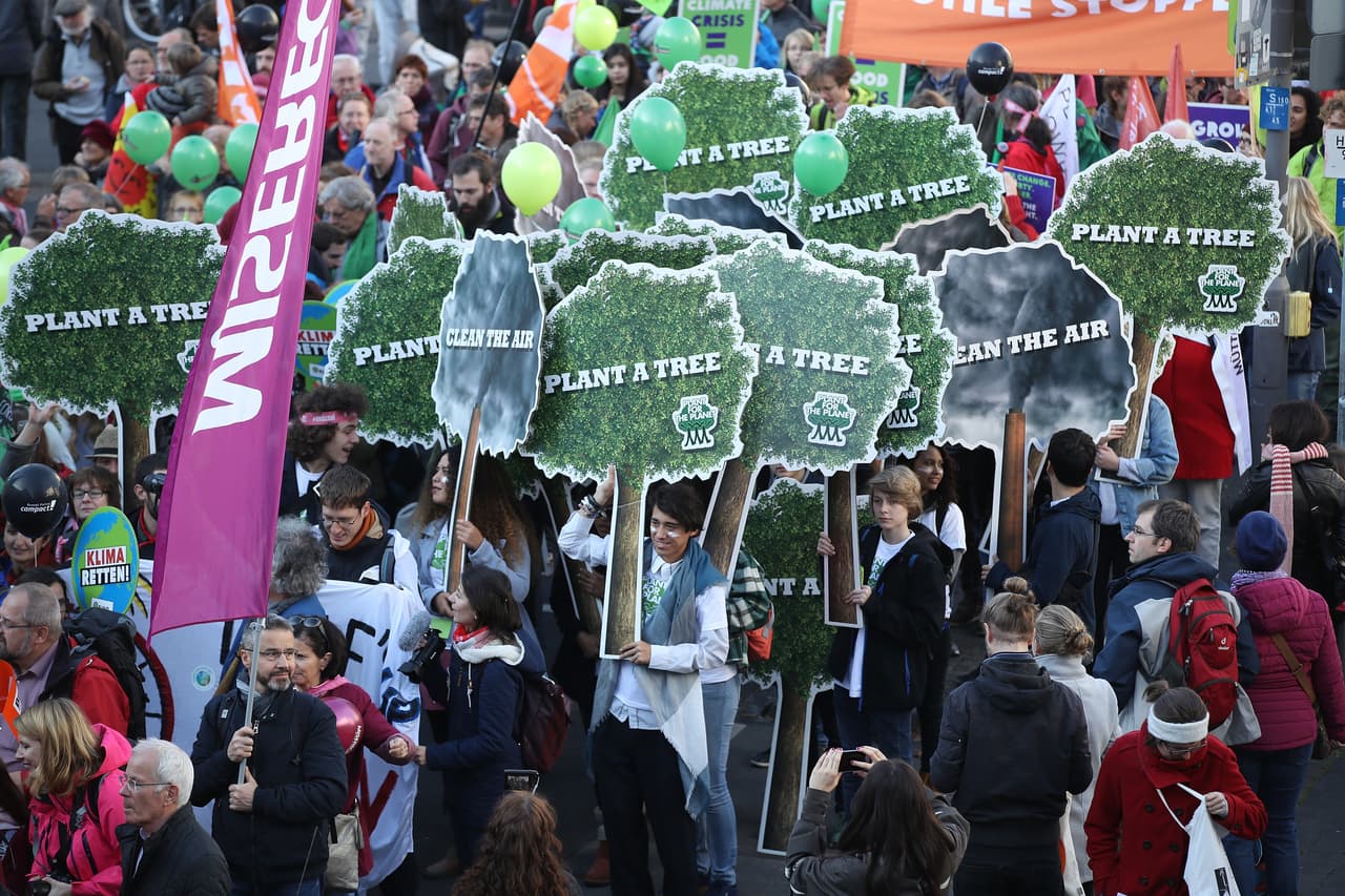 Planta un árbol, dicen estos manifestantes. Juntos conformaron una suerte de bosque móvil que se desplazó por las calles de Bonn.