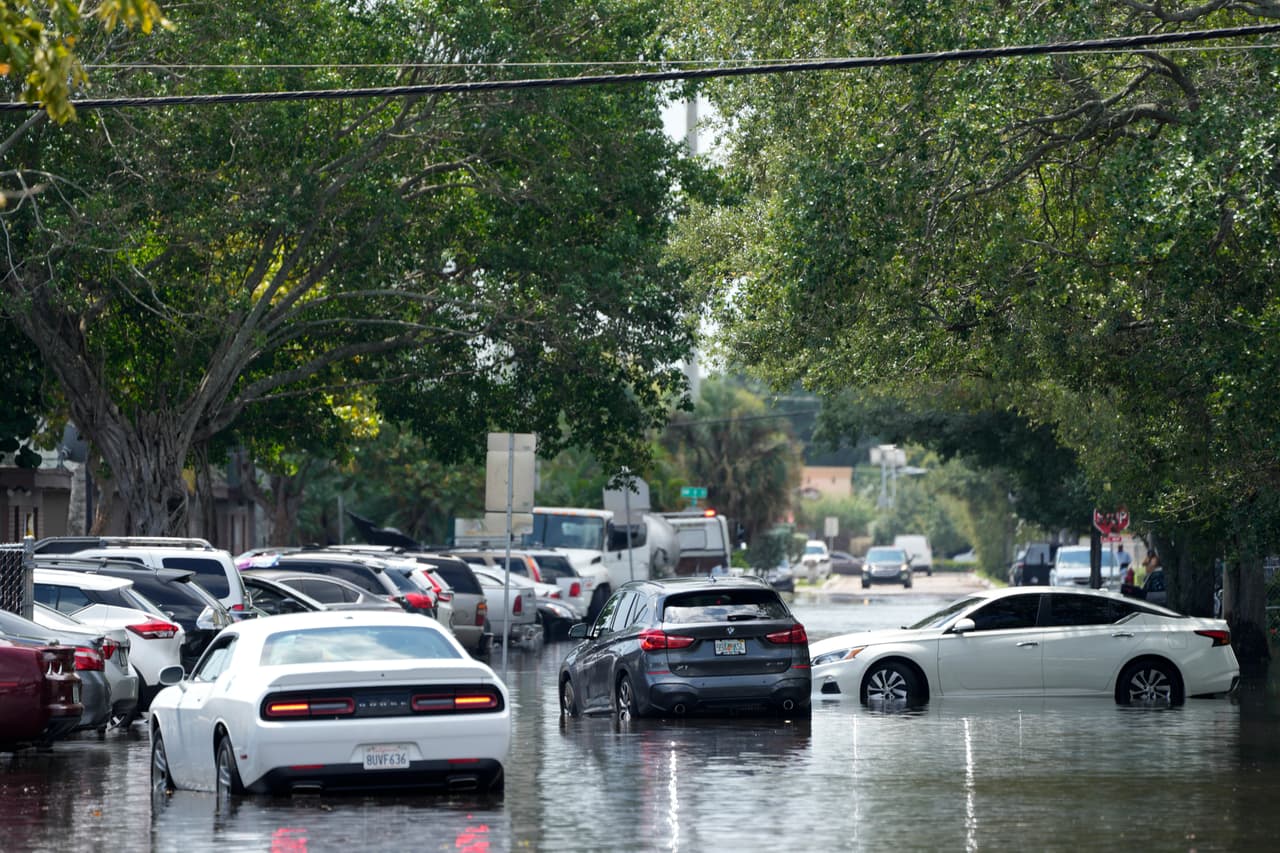 Vehículos inundados, que fueron abandonados por sus dueño en busca de refugio, cubren las calles mientras las aguas receden en el vecindario Durrs de Fort Lauderdale, Florida, el jueves 13 de abril de 2023.