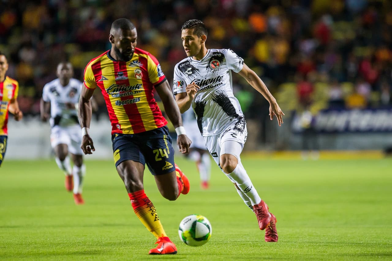 Monarcas de inmediato quiso sacarle provecho al entorno, básicamente al hecho de ser locales y favoritos para avanzar en esta eliminatoria, pero la página estaba en blanco a este punto.