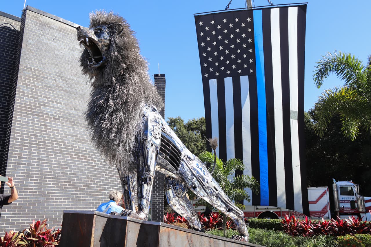 La escultura en forma de león fue hecha con armas dadas de baja y partes de la patrulla de un agente que murió en 2021.