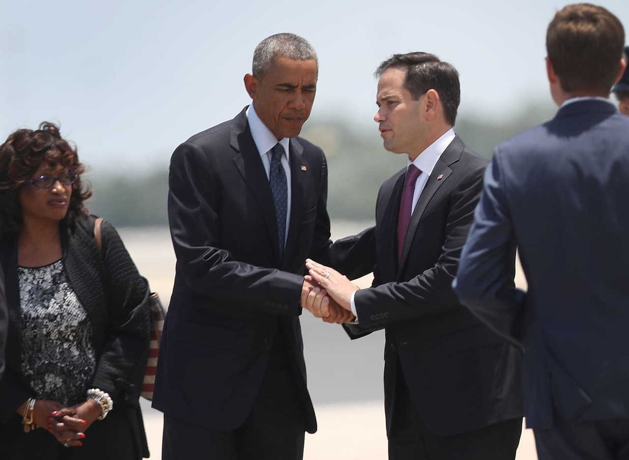 En el Aeropuerto Internacional de Orlando, Barack Obama se despide de Marco Rubio, quien viajo en el avión presidencial junto a la congresista Corrine Brown, desde Washington hasta Florida.