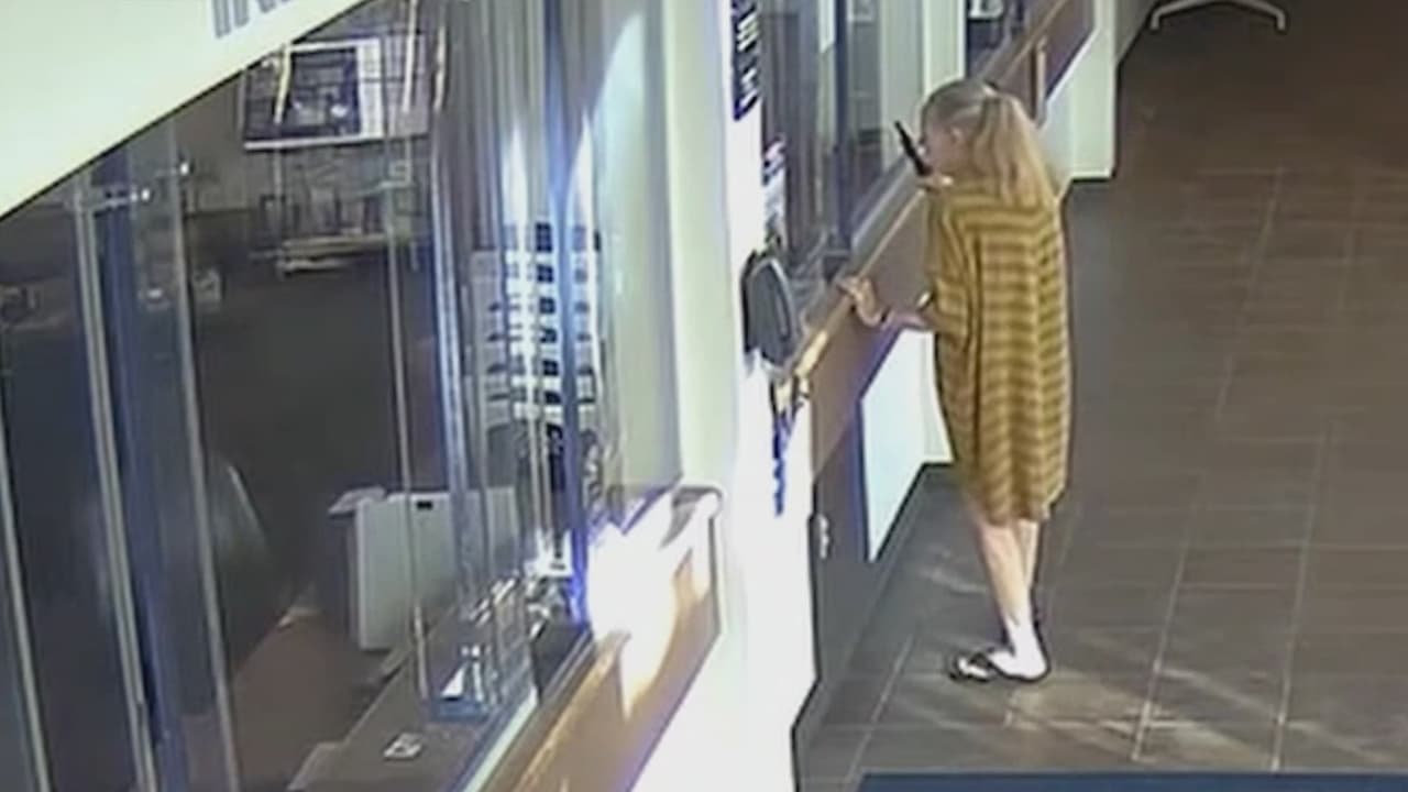 Abaten a mujer de 71 años tras irrumpir y disparar en comisaría de Florida