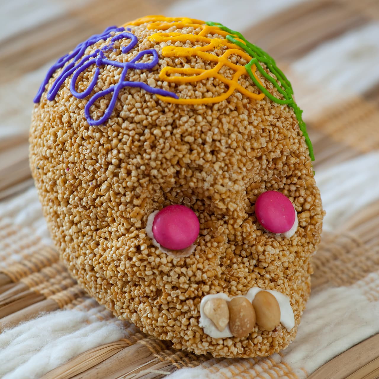 Las calaveritas son esas que no pueden faltar en el altar de muertos, las típicas son las de azúcar, pero suelen ser un poco empalagosas en su sabor después de un rato además de duras; por eso también existen algunas de amaranto caramelizado que puedes comer fácilmente.