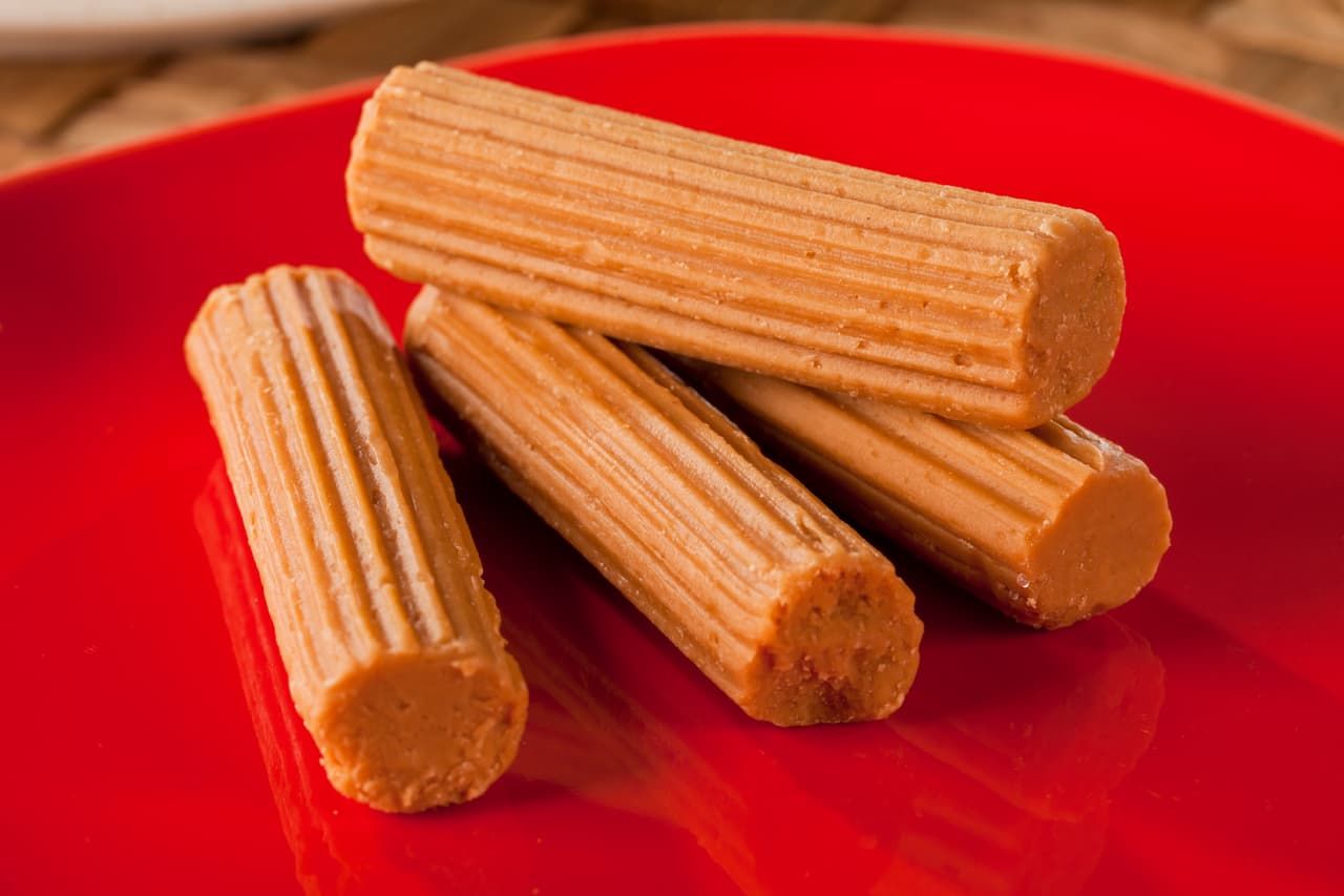 Macarrones. Están hechos de leche en polvo y un toque de canela. Suelen ser un poco empalagosos, pero los paladares dulces los amarán. Inclúyelos en tu ofrenda y celebra muy a la mexicana estas fechas.