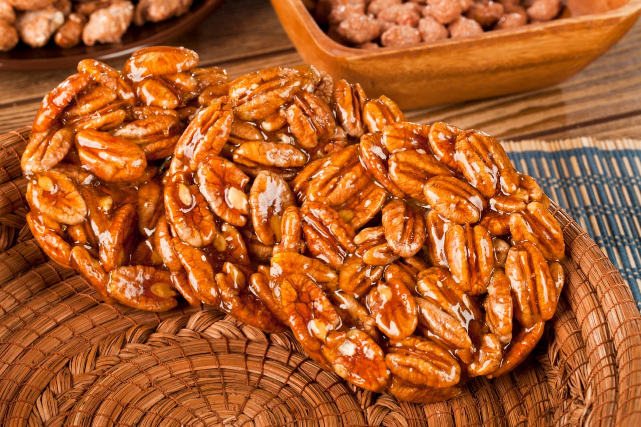 Este apetitoso dulce lleva por nombre nido, ya que su forma se asemeja a uno. Esta hecho de nuez y caramelo, seguro los muertos querrán regresar a la vida para probarlos.