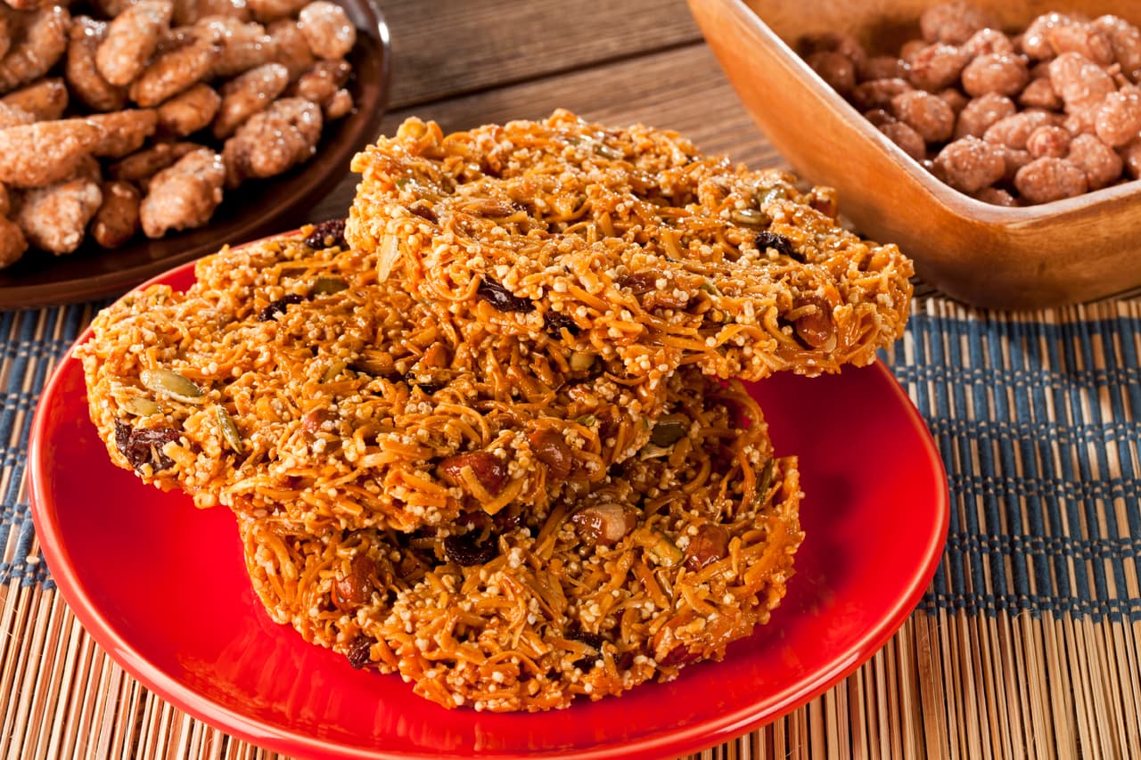 Palanquetas mixtas redondas. Son súper ricas porque tienen todos esos antojitos que adoramos: cacahuate, pasa, pepita, almendra, arroz inflado y granola. Además de ser muy apetitoso, este dulce resulta bueno para tu salud por todas las semillas que contiene.