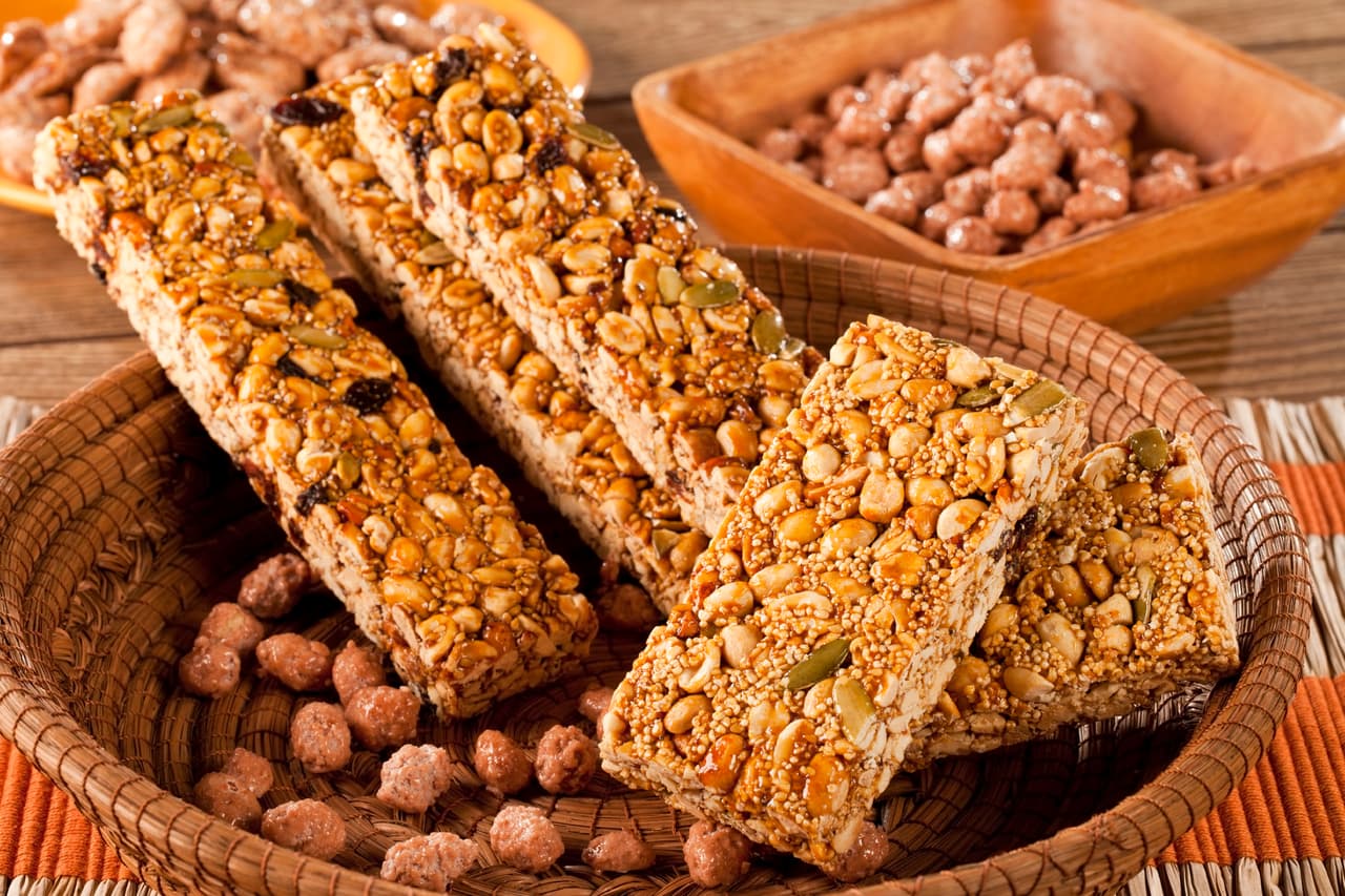 Palanqueta. Es una especie de tableta de cacahuate con miel, que seguro amarás cuando lo pruebes. Ahora también existen unas que contienen pepita, avena y hasta semillas de girasol.