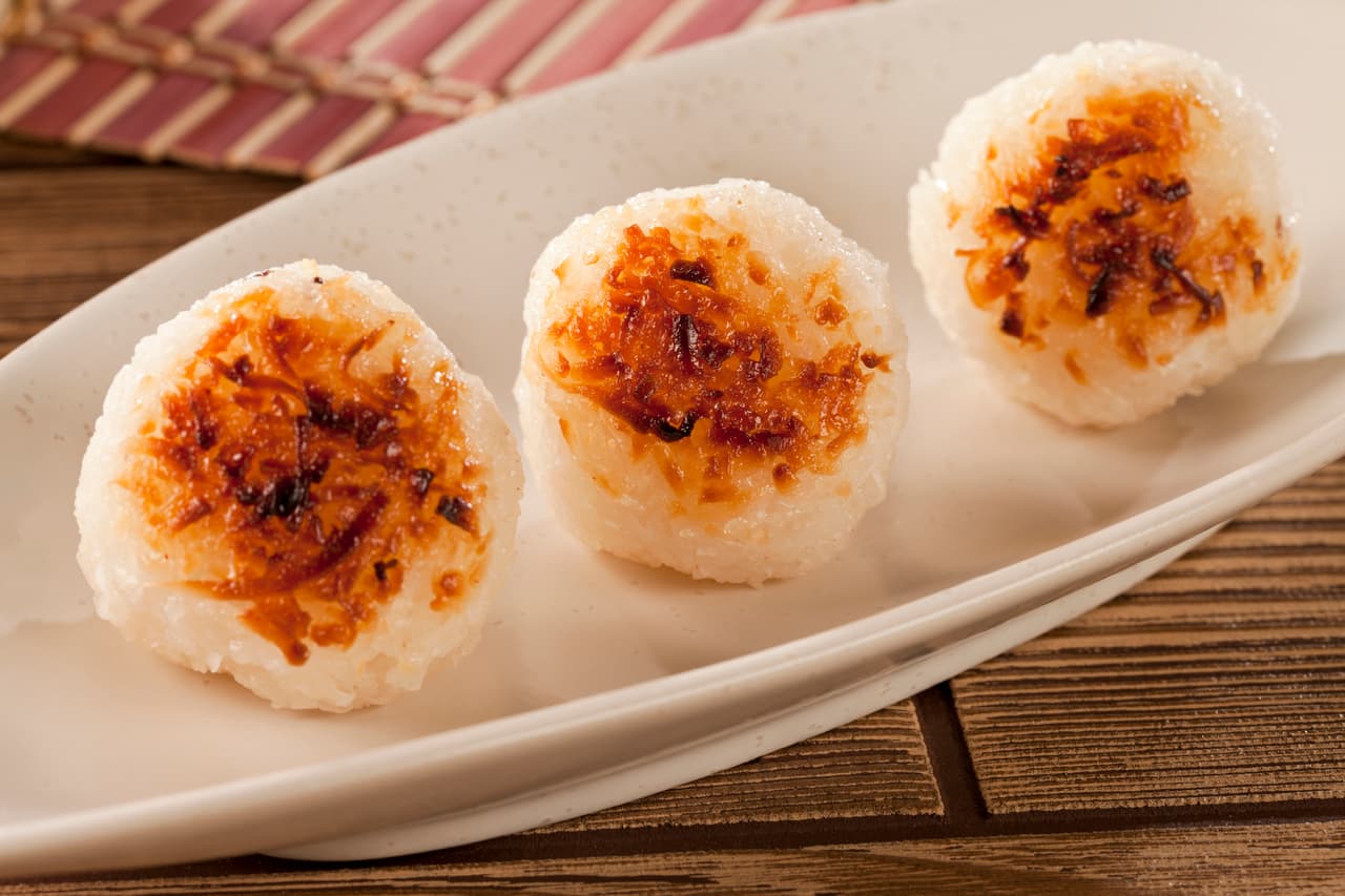 Cocada. Como su nombre lo dice, este pequeño dulce esta hecho de coco y es horneado. En realidad es un dulce típico de España, pero en México lo han adoptado y tradicionalmente las familias lo ponen en sus altares para los muertos.