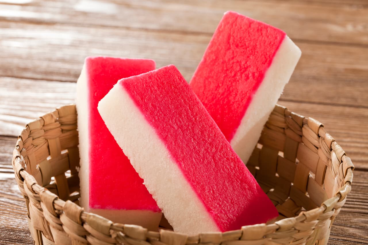 Alfajor de coco. Aunque al anterior en su consistencia, su sabor es diferente ya que además de coco está hecho con leche y obleas.