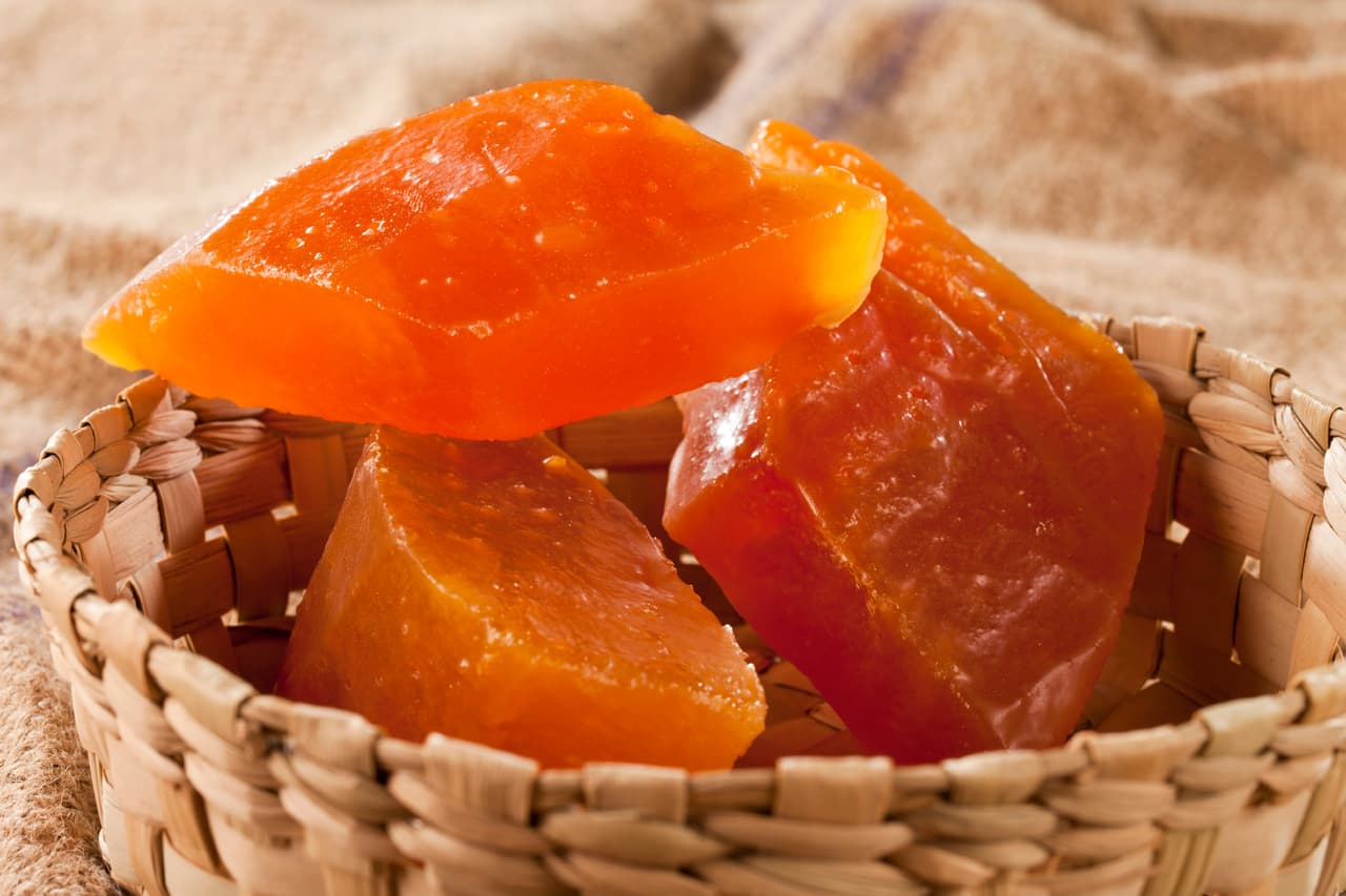 La calabaza cristalizada es una de las mejores opciones para colocar en la ofrenda, ya que perdura más tiempo. Este dulce está hecho con piloncillo y canela.