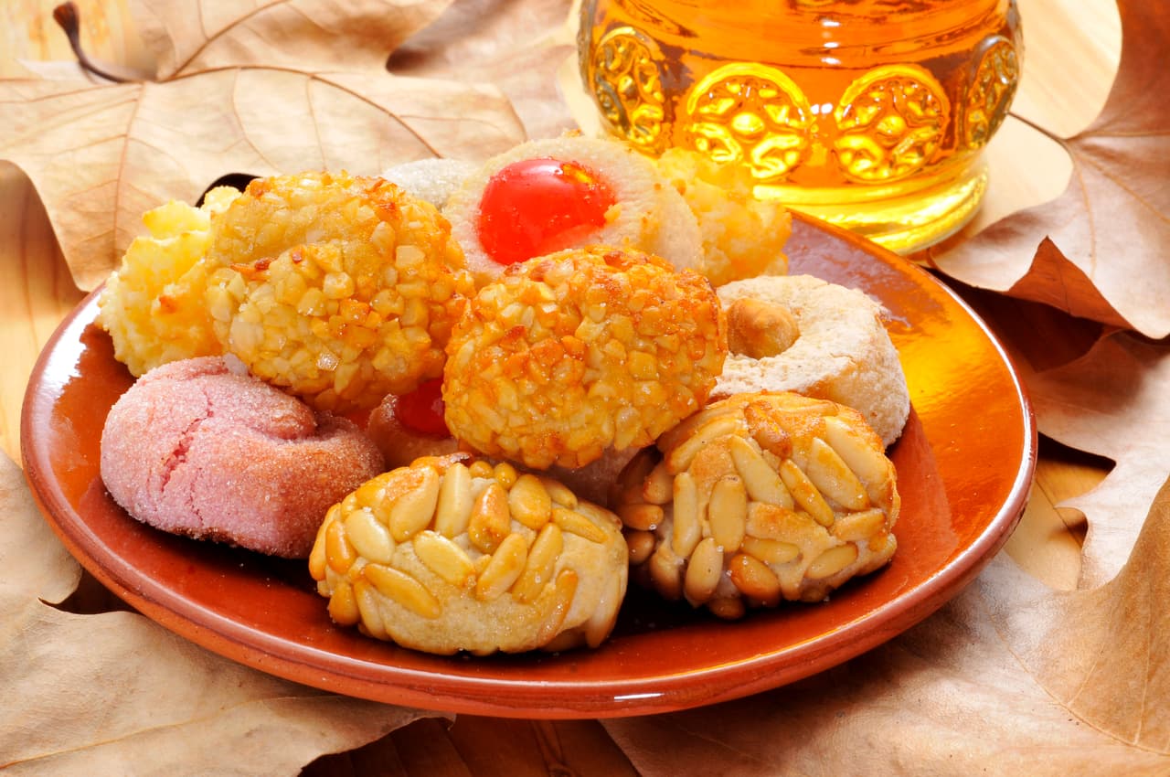 Glorias y ates morelianos. Las glorias son unos pequeños dulces de leche quemada, miel de maíz, vainilla y nuez. Son originarios del norte del país y pueden ser cubiertos de pepita, almendra u otra semilla.