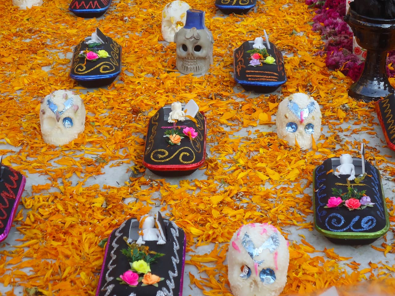 Estos dulces son imprescindibles ya que además de ser deliciosos, decoran tu altar de una forma muy típica. Hay muchos de chocolate o azúcar en forma de ataúd e incluso puedes añadirles el nombre de quién tú quieras.