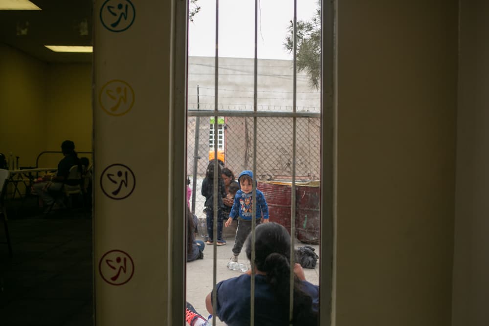 "Antes, con los Protocolos de Protección de Migrantes, sabíamos que les decían que iban a esperar seis meses, un año, porque traían un papel con su cita. 
<b>Ahora, los de Título 42 no sabemos cuánto tiempo van a esperar",</b> dice el pastor Juan Fierro, que cuenta que en su espacio la mayoría son mujeres y niños.