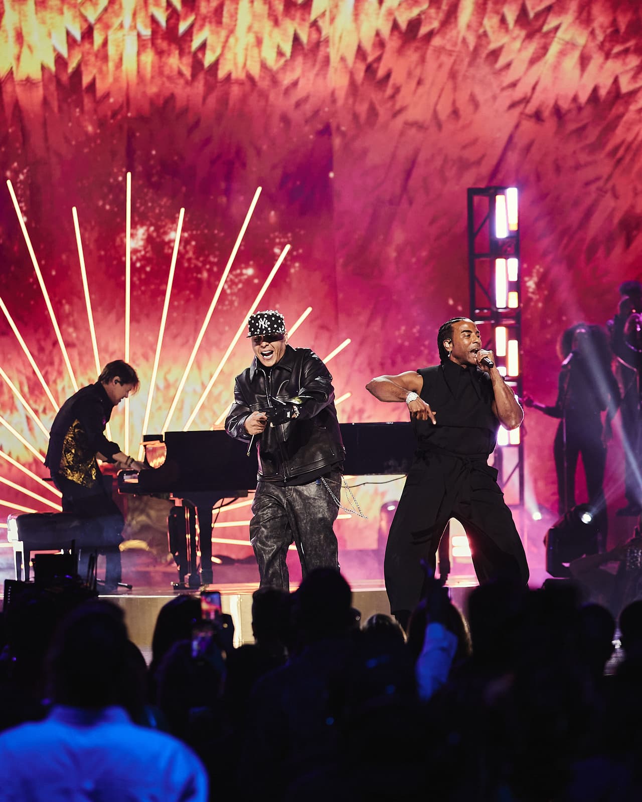 La balada de la cantante contrastó con el tema que Yotuel y Darell interpretaron, pues pusieron a todos a bailar.