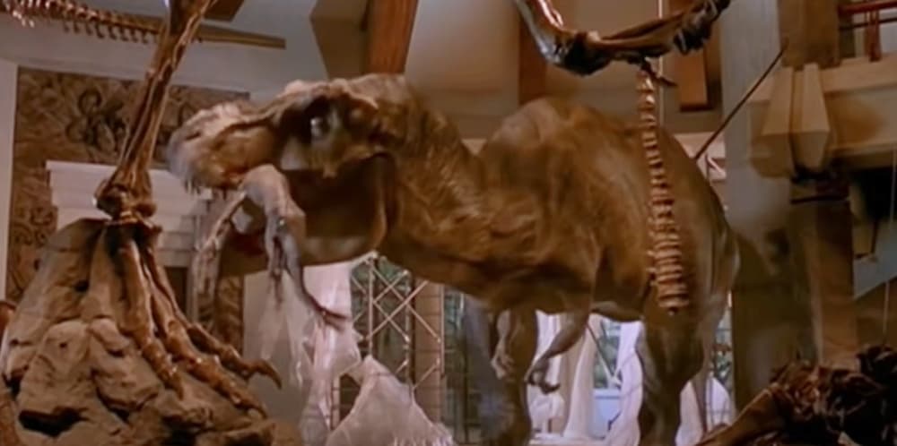 De la nada, aparece un enorme Tyrannosaurus Rex para enfrentarse a los otros dinosaurios y de paso salvar a los niños, quienes aprovecharon la distracción para escapar.