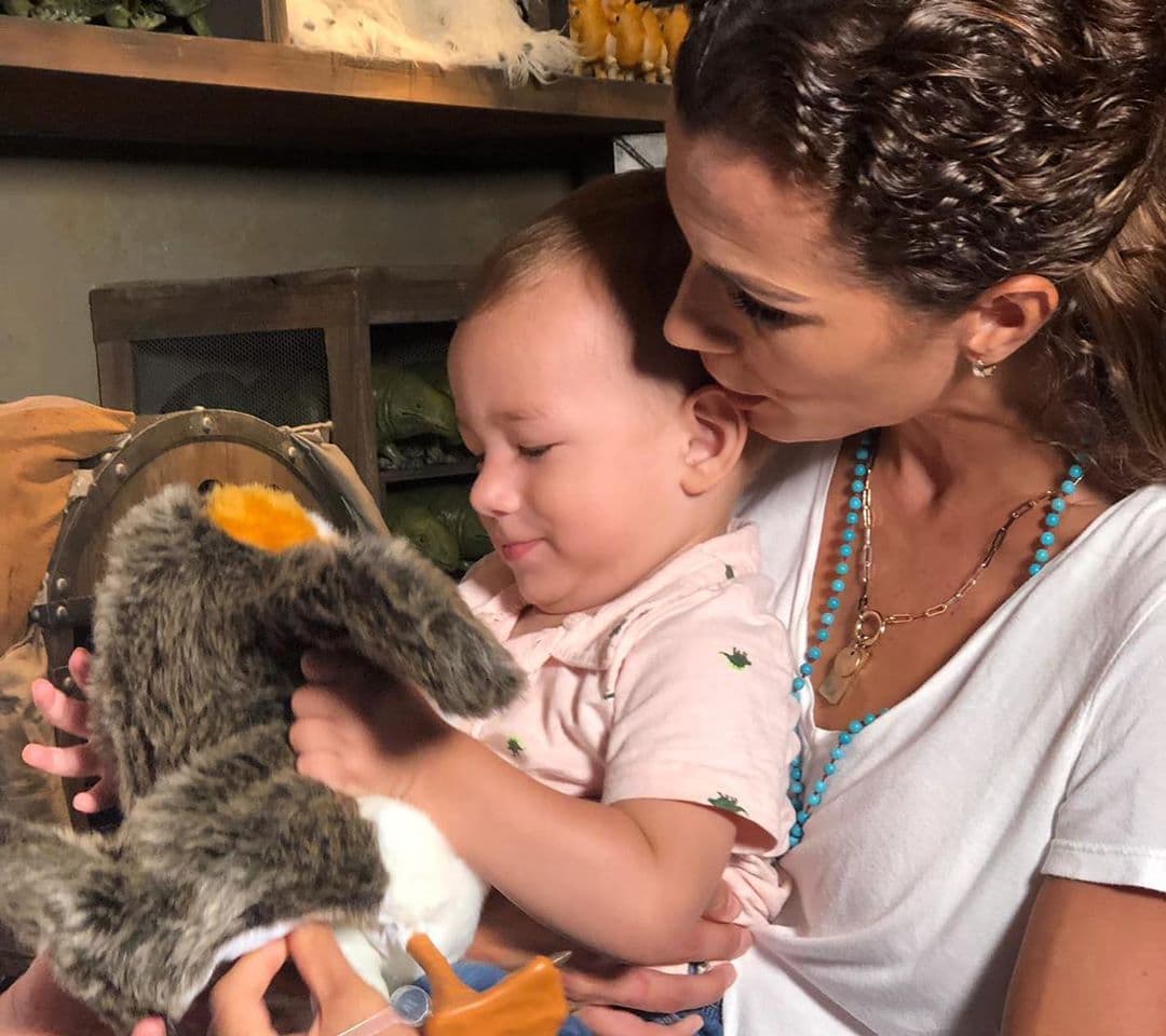 Cristy Bernal y Liam se tomaron unos minutos para ir de compras y así llevarse artículos que les recuerden el gran día que tuvieron en familia.