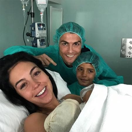 El jugador del 
<b><a href="https://www.univision.com/deportes/futbol/real-madrid">Real Madrid</a></b> tuvo sus primeros tres hijos mediante gestación subrogada; 
<b>Cristiano Jr.</b>, de 8 años y los 
<b>mellizos Eva y Mateo</b>, de un año. Rodríguez dio a luz a la cuarta, 
<b>Alana Martina</b>, el 12 de noviembre de 2017.