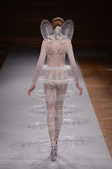 ¿Qué opinan de esto, angelito exiliado del paraíso por vestir mal? ¡Es lo más probable!