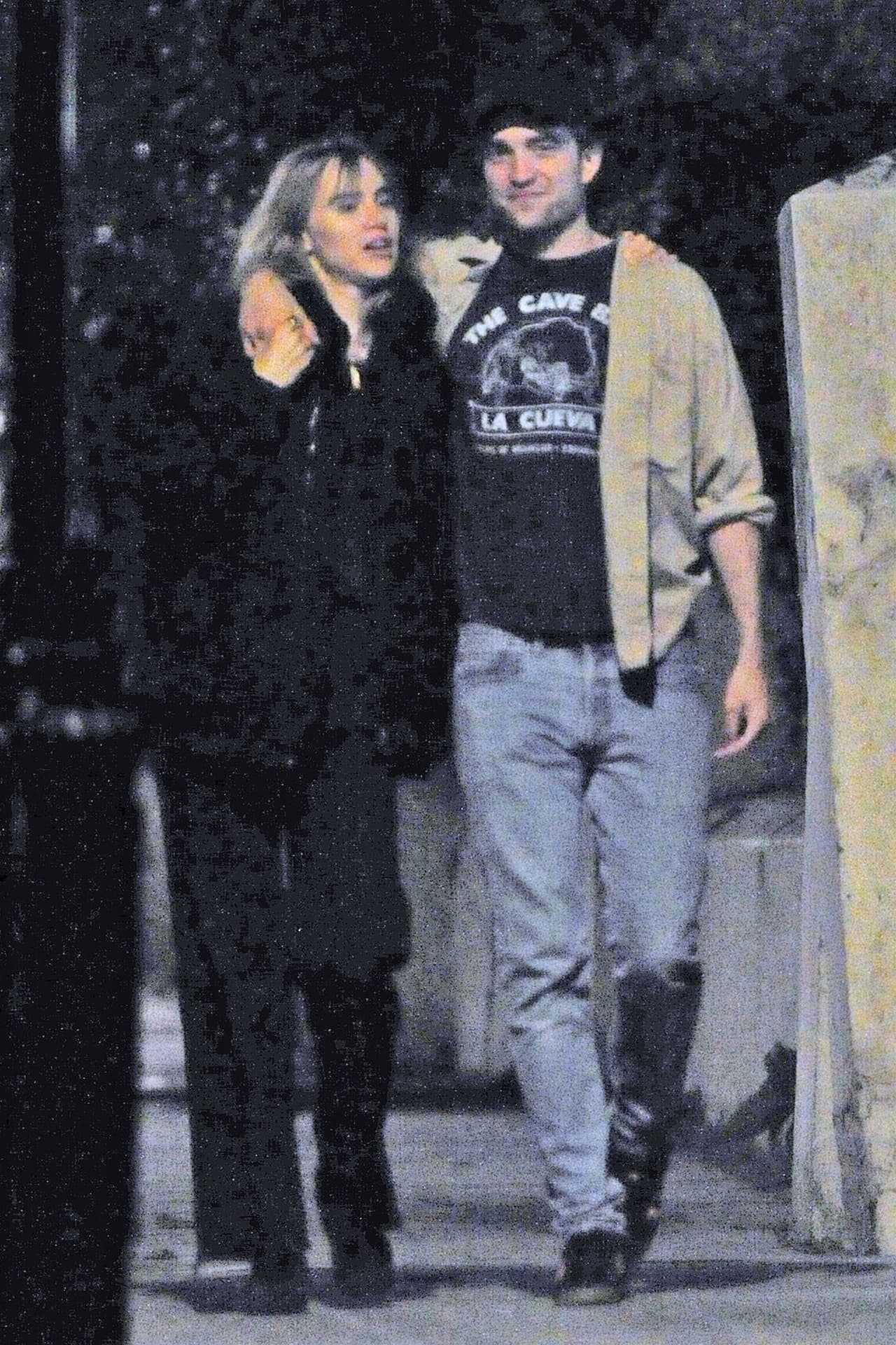 Suki y Robert fueron captados el pasado 31 de julio en una cita romántica en el barrio londinense de Notting Hill, donde no faltaron los abrazos y besos, de acuerdo con la agencia Grosby Group.