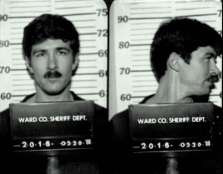 <b>El hombre que se envió a sí mismo por correo.</b> Richard Lee McNair fue sentenciado por matar a un hombre y herir a otro durante un robo en Minot, Dakota del Norte, el 17 de noviembre de 1987. El 5 de abril de 2006, escapó de una prisión federal en Pollock, Louisiana, después de construir un compartimento para correo que se llevó a un almacén cercano con un montacargas, fuera de la prisión. Una vez que el personal del almacén se fue a almorzar, McNair salió disparado. En 2007, el hombre volvió a ser capturado y llevado a una prisión de máxima seguridad de Colorado.