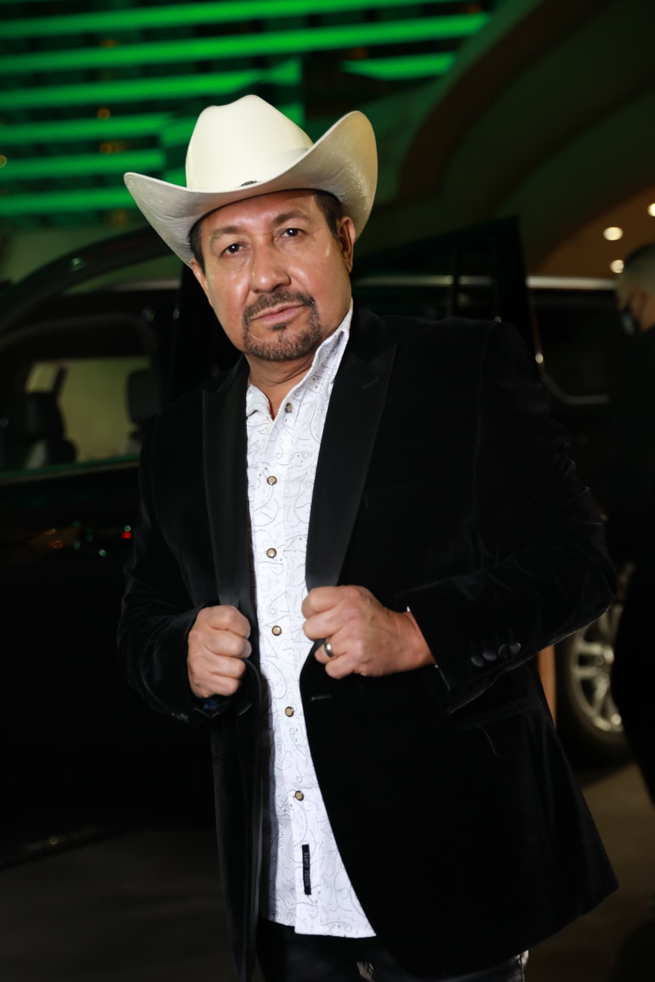 Mientras que El Feo no pudo dejar el sombrero y muy a su estilo, también se hizo presente.