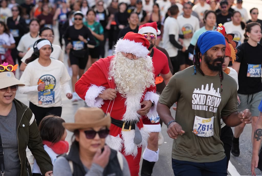 Hasta un Santa Claus participó en la carrera organizada en el centro de Los Ángeles.
