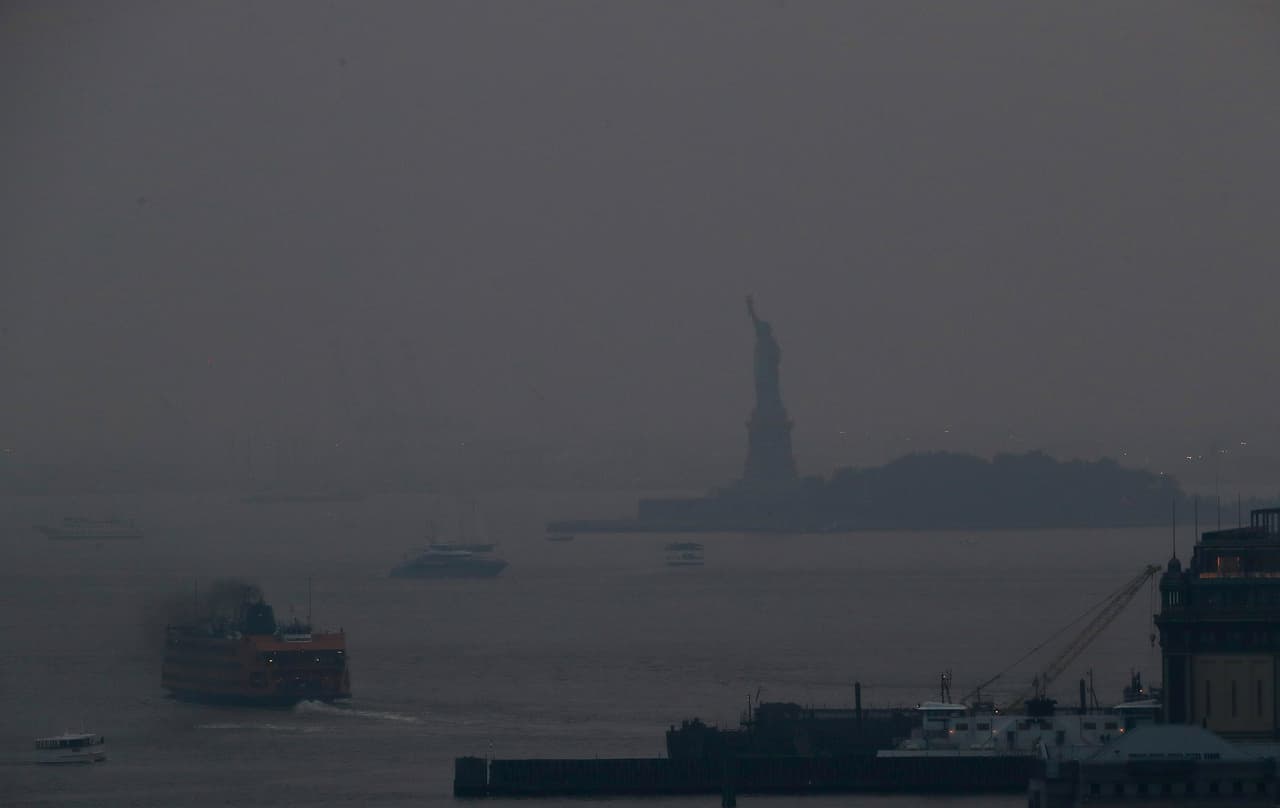 <b>El humo de los incendios al oeste de Estados Unidos en Nueva York.</b>
<br>
<br>La humareda de los gigantescos fuegos que surgieron en California, Washington y Oregon a mediados de año cruzó el continente hasta la ciudad de Nueva York,
<a href="https://www.univision.com/noticias/medio-ambiente/el-clima-extremo-es-real-humo-de-los-incendios-llega-a-nueva-york-y-el-oceano-se-plaga-de-huracanes"><u> un fenómeno que ya se había registrado en 2020</u></a>. Expertos de todo el mundo asocian los eventos climáticos extremos de los últimos años al drástico aumento de la temperatura de la tierra.