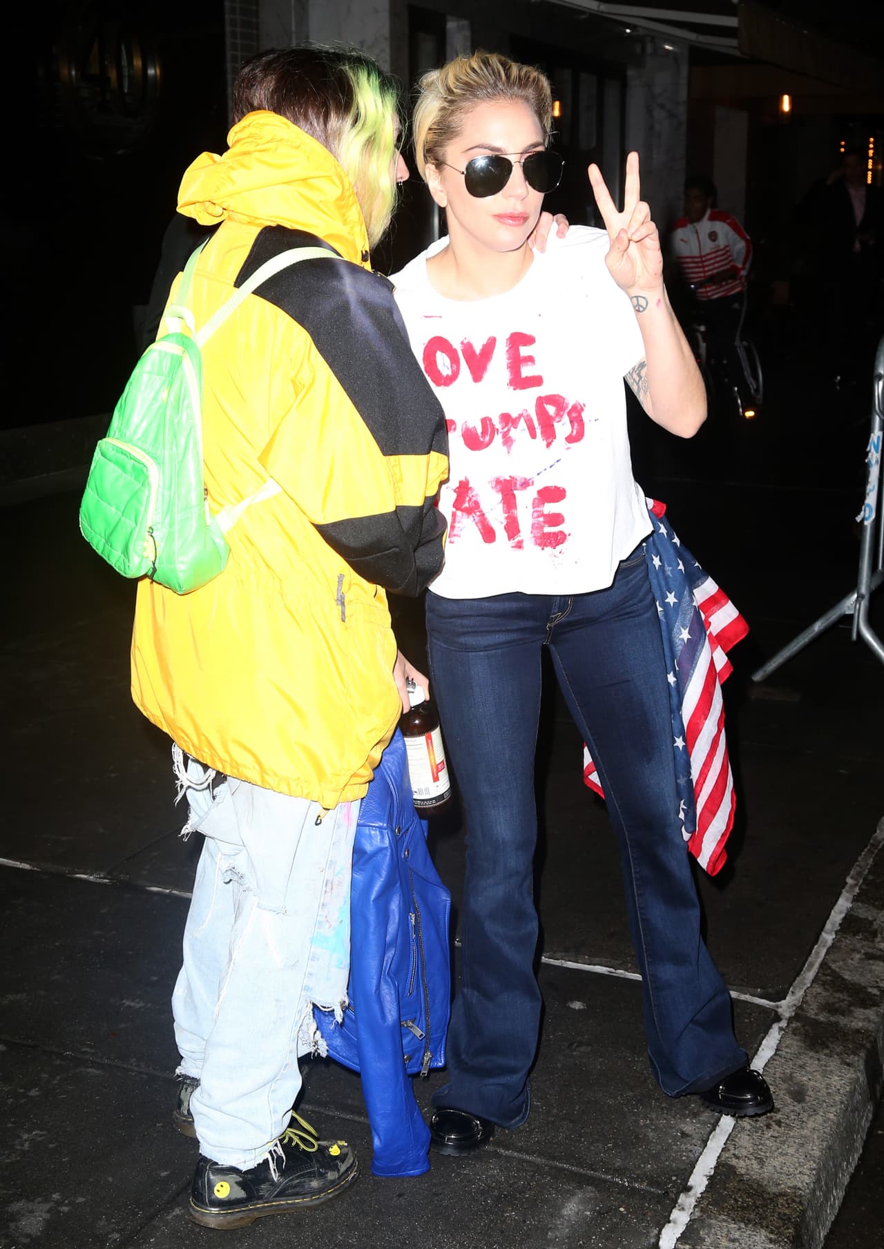 Y se sacó fotos con todos quienes pidieron, aunque no sonreía.