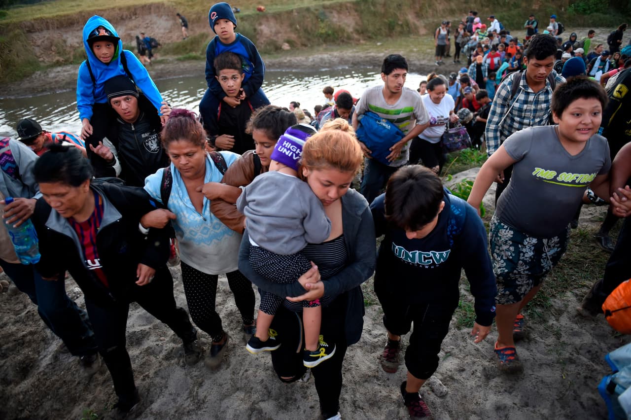 Este jueves cientos de migrantes provenientes de Centroamérica lograron ingresar a territorio mexicano ante la ausencia de fuerzas de seguridad en la frontera, de acuerdo con la agencia AFP.
<br>