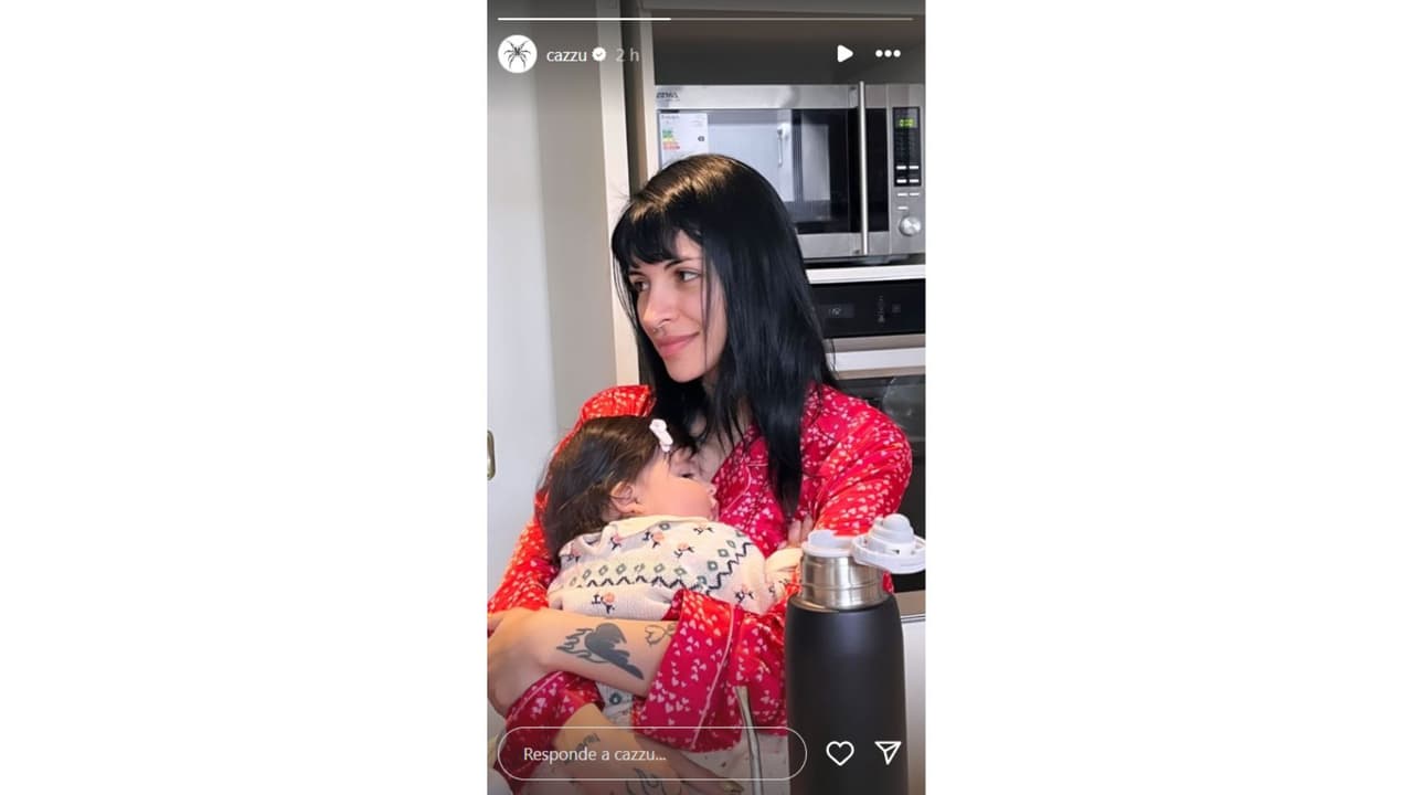 Cazzu se dejó ver con su pequeña Inti en brazos.