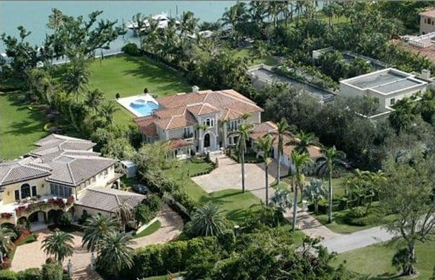 El intérprete es dueño de esta mansión que está ubicada en Indian Creek Village, Florida, y está valuada en $6.85 millones de dólares.