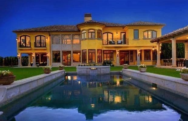 Se dice que la propiedad fue adquirida por el rapero y la socialité en sólo $9 millones de dólares y que sólo invirtieron $2 millones en acondicionar la propiedad, que cuenta con cinco dormitorios y nueve baños.