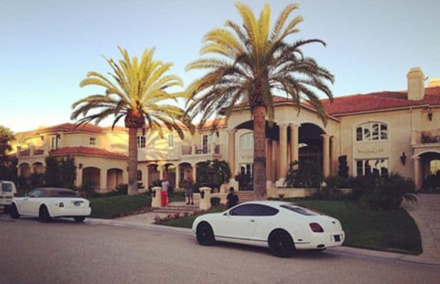 OMG! Qué tamaño de casa la que tiene este rapero. Él vive en Calabasas, California, y su dulce hogar tiene un costo de $6.5 millones de dólares.