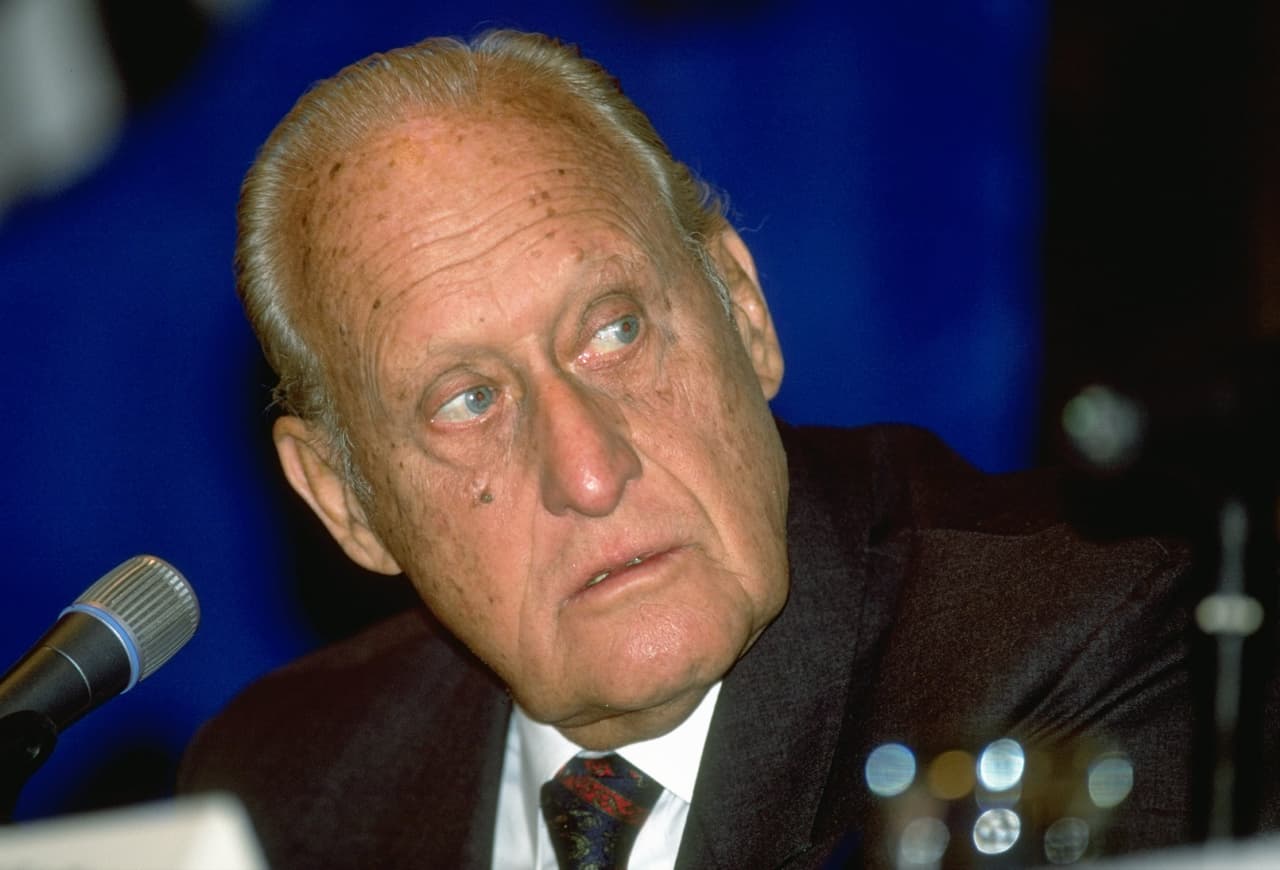 El brasileño Joao Havelange fue presidente de la FIFA durante 24 años, de 1974 a 1998, periodo en el que fue tan admirado como criticado. Se le endilga ser cómplice de situaciones de corrupción dentro de la entidad.