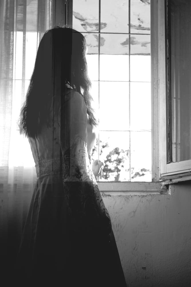 Como toda buena historia de fantasmas, se asegura que el alma de Kate Morgan no puede descansar porque su caso no fue adecuadamente investigado. La mujer no se suicidó, sino que fue asesinada, y por eso estaría buscando venganza y justicia.