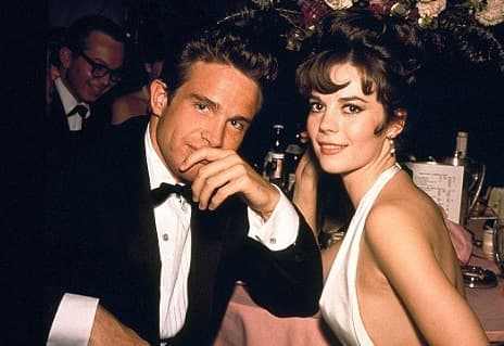 Fue en la película 'Splendor in The Grass' donde conoció al actor debutante Warren Beatty, con quien mantuvo un sonado romance que terminó luego de que la actriz descubriera que ella no era la única en el corazón del galán, recordado ahora por su insólito error durante la entrega del Oscar de 2017.