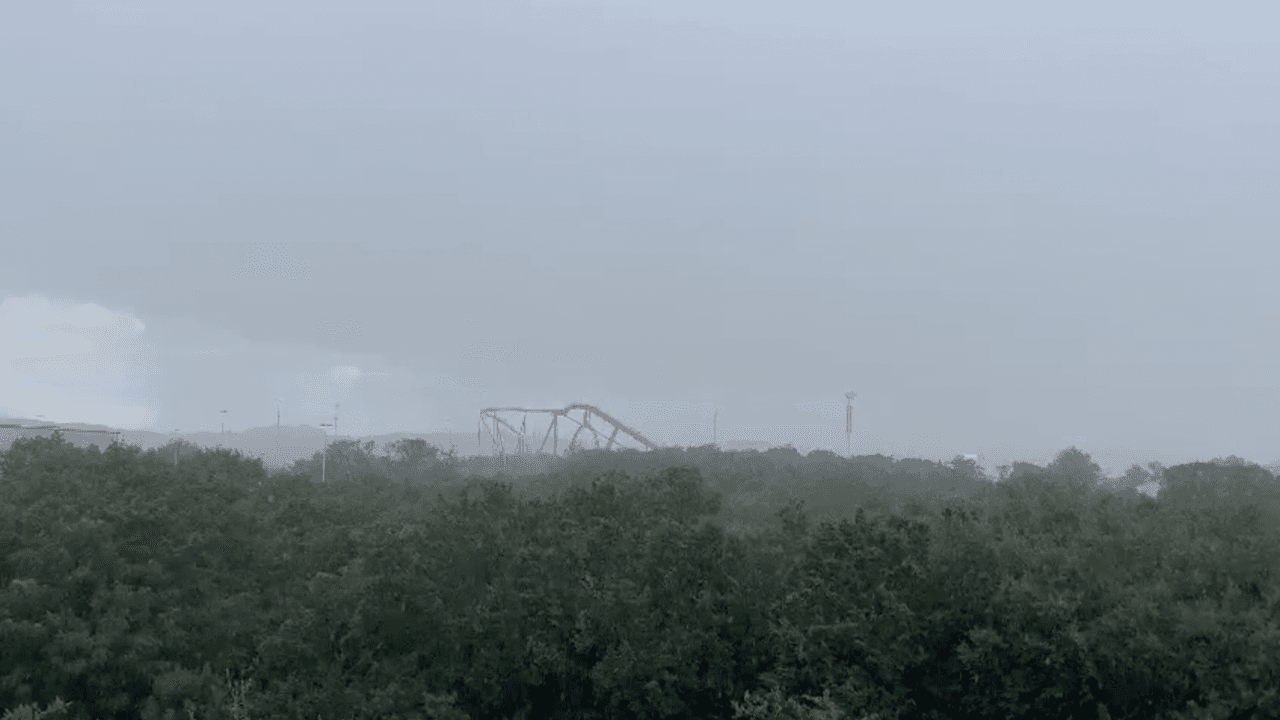 La lluvia llega a la ciudad tras una temporada de condiciones secas e incendios forestales en la región.