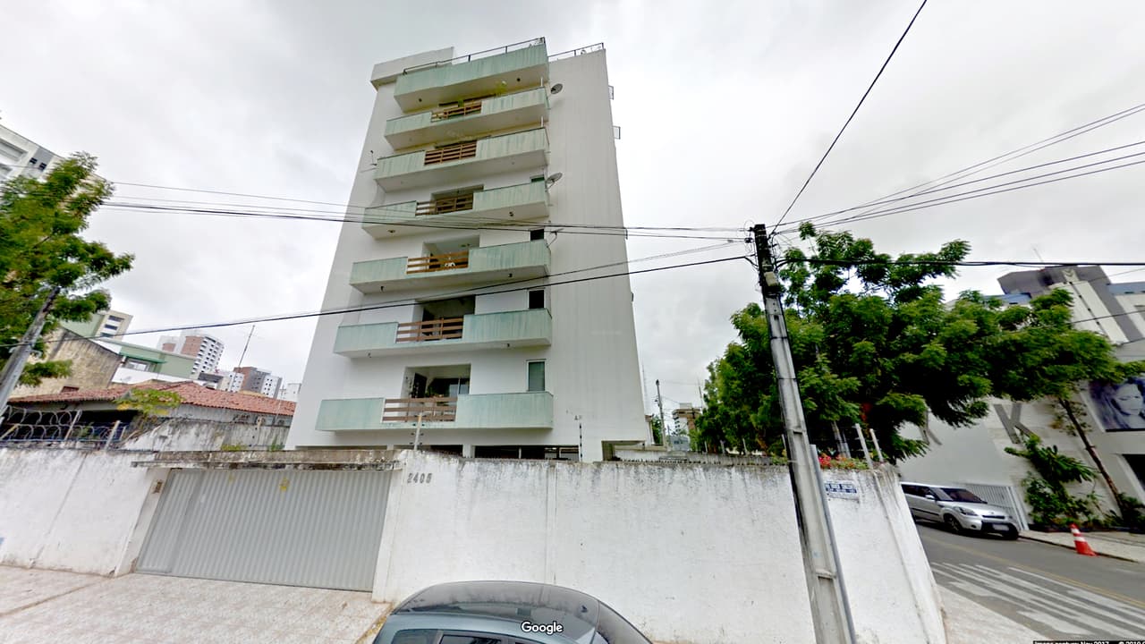 Así lucía el edificio antes de derrumbarse. Fernandes dijo que varios sobrevivientes habían sido trasladados a hospitales. Algunos atrapados se comunicarom con sus familiares y los cuerpos de rescate a través de sus teléfonos.