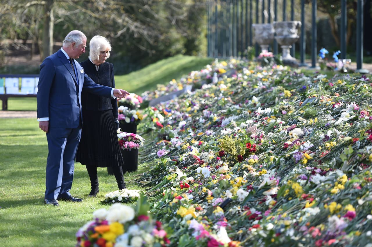 Tras la muerte del duque de Edimburgo, ciudadanos de Londres han dejado mensajes y flores en su memoria, en los jardines de Marlborough House, a donde se dirigieron el príncipe Carlos y Camilla, duquesa de Cornualles.