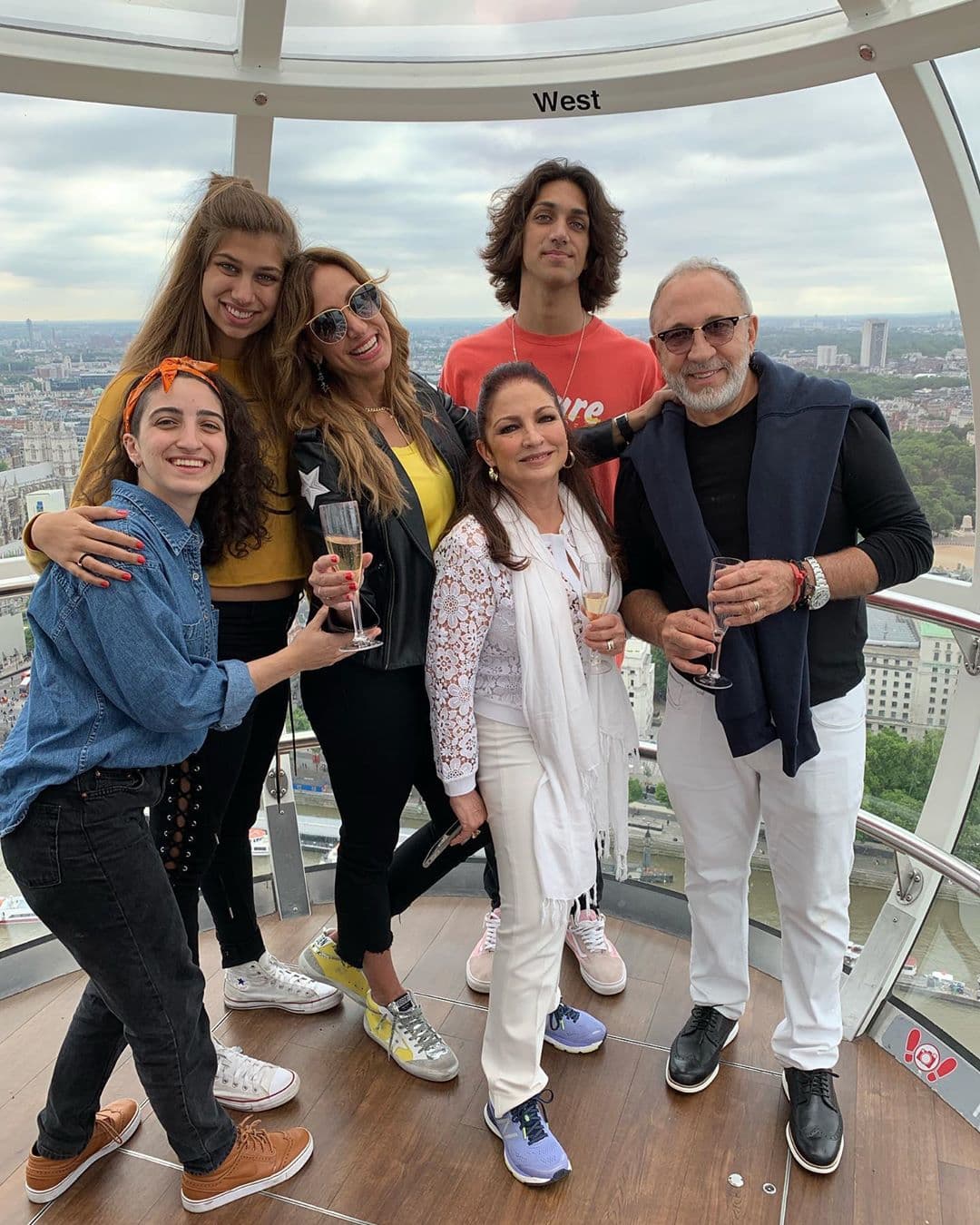 Emily, Lina, Lili, Gloria, Lorenzo y Emilio se montaron en la célebre estructura para gozar de la espectacular vista que ofrece.