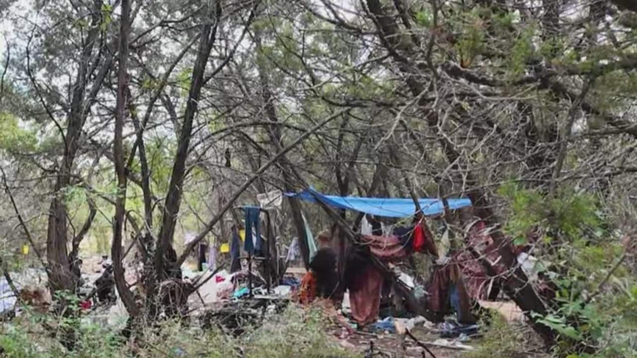 Vecinos del norte de Austin exigen respuestas por campamentos de personas sin hogar