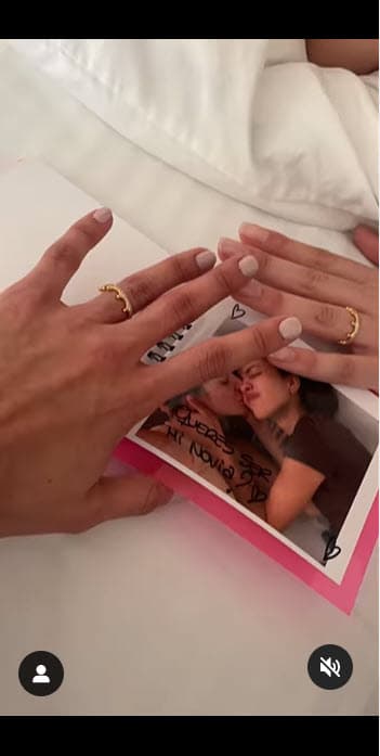 Para gritarle al mundo la noticia, eligieron la 
<b>canción 'Lugar seguro' de Jay Wheeler </b>en la que parte de la letra dice: "Tú, mi carretera que parece hogar. Ya te conseguí, ahora no tengo apuro. Te estás volviendo mi lugar seguro". 
<br>