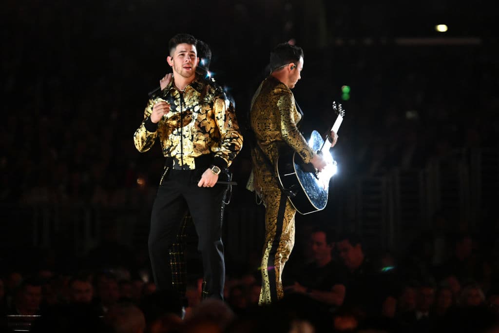 Nick (27 años), Joe (30) y Kevin (32) interpretaron dos de sus recientes éxitos: 'What a man gotta do' y 'Five more minutes', sin imaginar que
<b> llamarían la atención del mundo </b>por algo muy distinto a su música.
<br>