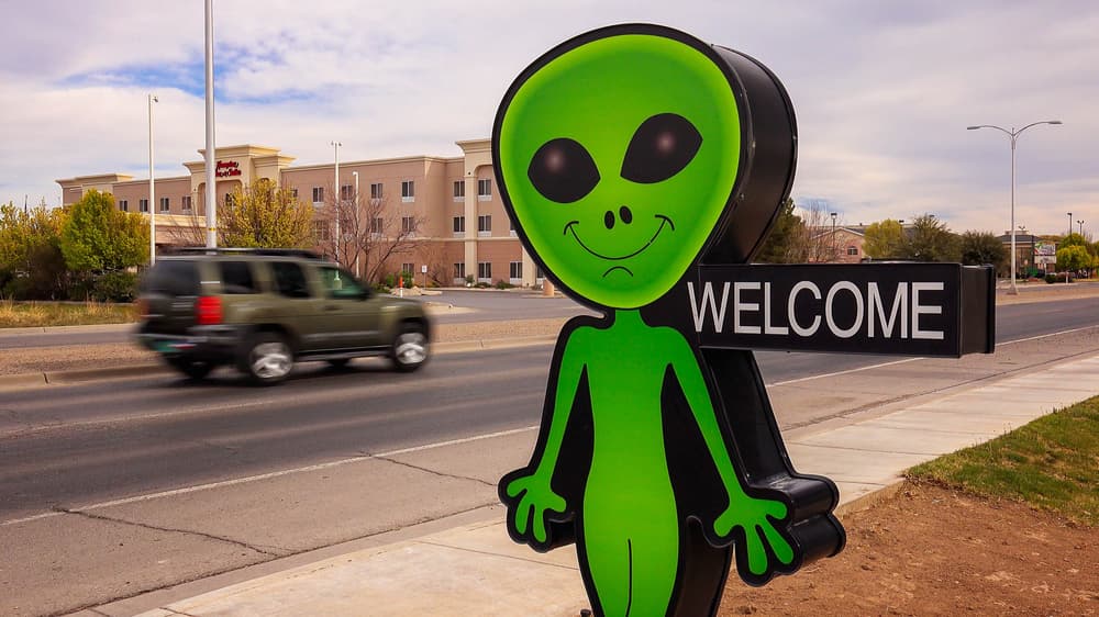 <b>Roswell, Estados Unidos</b>
<br>Ubicado en el estado de Nuevo México, este es el lugar favorito para los amantes de los ovnis. Esto se debe a que se dice que en 1947 una nave extraterrestre se estrelló en esta zona y las autoridades lograron recuperar los restos del accidente, esto lo hace ser el centro de reunión de miles de entusiastas del tema todos los años.