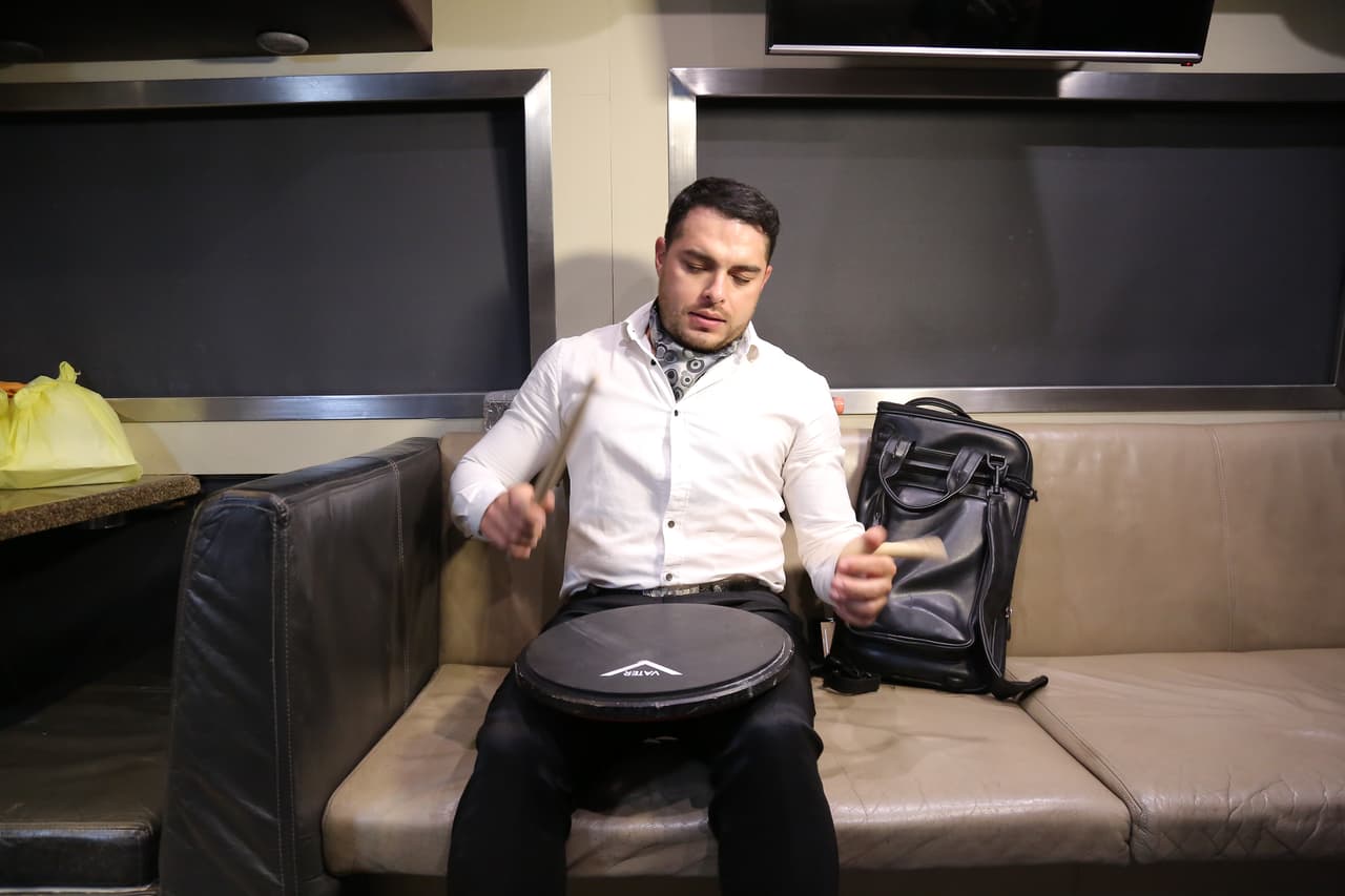 Una vez el bus llega a su destino final, la acción comienza para los integrantes de El Recodo, quienes empiezan a ensayar los instrumentos y a ultimar cada detalle para subir al escenario y complacer al público.